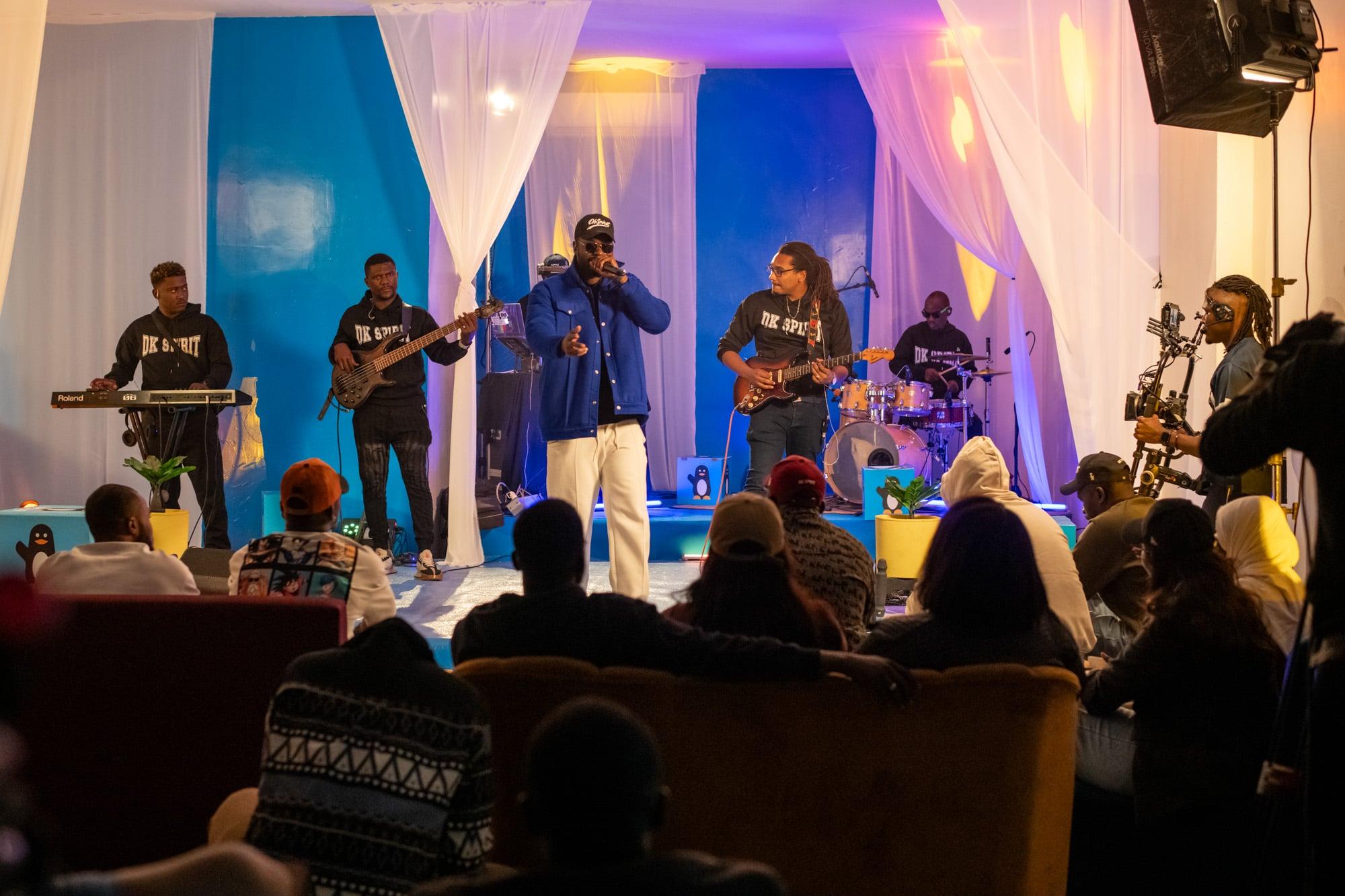 Concert en direct WAVE x Canabasse filmé par Ghost Production : artiste et musiciens sur scène, cadreur sur stabilisateur